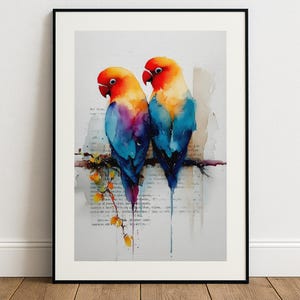 Pode incluir: Pintura em aquarela de dois pássaros coloridos empoleirados em um galho. Os pássaros têm penas vermelhas, laranja, amarelas, azuis e roxas. O fundo apresenta um design de texto desbotado. A obra de arte é emoldurada em uma moldura preta.