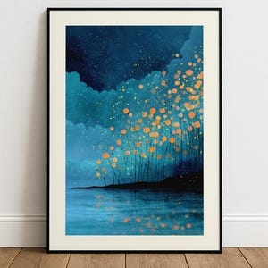 Peut inclure: Impression d'art encadrée représentant un paysage abstrait. L'œuvre d'art montre un ciel bleu foncé avec des nuages ​​turquoise et des orbes orange. Une silhouette sombre de terre est en bas, avec un plan d'eau réfléchissant en dessous.
