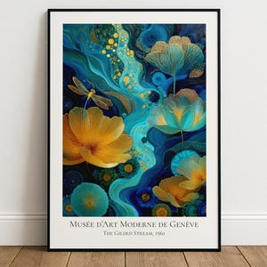 Op de afbeelding: Een ingelijste kunstdruk met een abstract bloemenontwerp en een libelle. Het kunstwerk gebruikt een levendig kleurenpalet van teal, goud en geel. De tekst "Musée d'Art Moderne de Genève" en "The Gilded Stream, 1961" zijn zichtbaar.