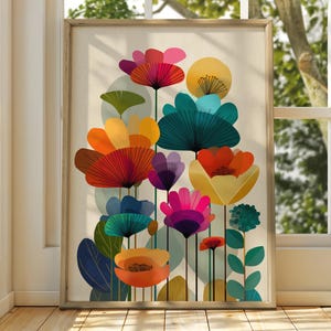 Peut inclure: Une impression d'art verticale encadrée représentant un arrangement floral stylisé avec des pétales superposés dans des tons vifs de rose, orange, bleu sarcelle, jaune, violet et bleu. Les fleurs ont des tiges fines sur fond crème.