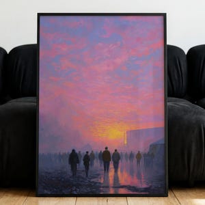 Könnte beinhalten: Ein gerahmter Kunstdruck, der eine Menschenmenge zeigt, die über einen dunklen, reflektierenden Boden auf einen hellgelben Sonnenuntergang zugeht. Der Himmel ist voller leuchtender rosa, violetter und orangefarbener Wolken, die einen Kontrast bilden.