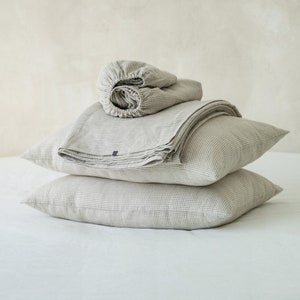 Puede incluir: Un juego de ropa de cama de lino a cuadros gris y blanco, que incluye un sábana bajera, un sábana encimera y dos fundas de almohada.