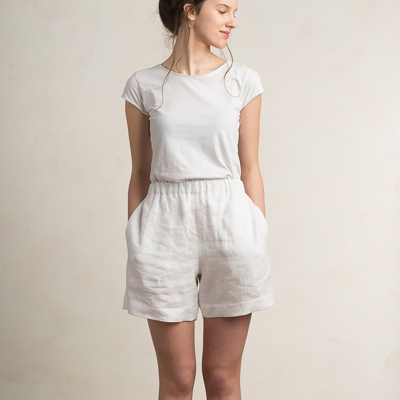 Peut inclure: Short en lin blanc avec une taille &agrave; cordon et des poches. Le short est ample et a un style d&eacute;contract&eacute;.