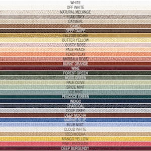 Puede incluir: Una carta de colores con una variedad de muestras de tela. Las muestras muestran una gama de colores, incluyendo blanco, gris, beige, marrón, amarillo, rosa, naranja, rojo, verde, azul y morado. Cada muestra está etiquetada con su nombre de color.