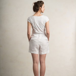 Linen shorts with pockets, White linen shorts for woman, Elastic waist shorts, Handmade linen clothing 画像 3