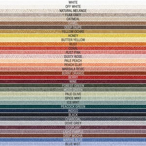 Puede incluir: Una carta de colores con 30 muestras de tela, cada una etiquetada con un nombre de color. Los colores van del blanco al azul niebla.