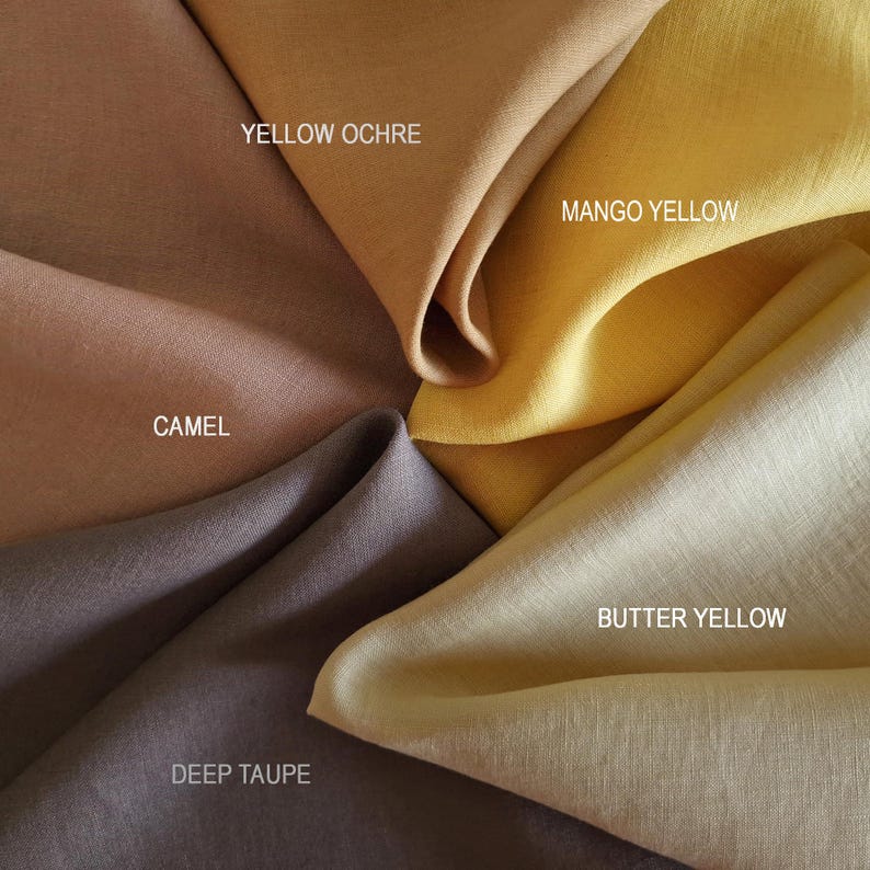 Puede incluir: Primer plano de muestras de tela en varios colores, incluyendo ocre amarillo, amarillo mango, amarillo mantequilla, camel y topo oscuro. La tela est&aacute; doblada y dispuesta en un patr&oacute;n circular, con los nombres de los colores impresos.