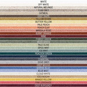 Pode incluir: Um gráfico de cores com amostras de tecido em uma variedade de tons. As cores incluem branco, cinza, bege, amarelo, pêssego, rosa, laranja, verde, azul e marrom. Cada amostra é rotulada com seu nome de cor, como 'Indigo' e 'Marine Blue'.