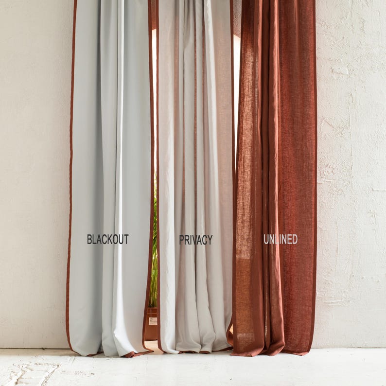 Puede incluir: Se muestran tres paneles de cortinas diferentes. El primero es una cortina opaca gris claro con un ribete marr&oacute;n. El segundo es una cortina de privacidad de color beige claro. El tercero es una cortina marr&oacute;n rojizo sin forro. Las palabras "BLACKOUT", "PRIVACY" y "UNLINED" est&aacute;n impresas.