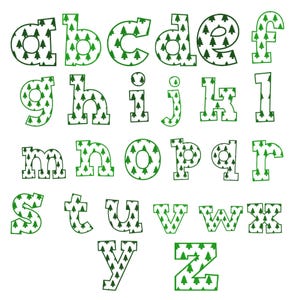 Op de afbeelding: Een complete set kleine letters van het Engelse alfabet van a tot z, elk met een witte achtergrond met een herhalend patroon van kleine groene dennenbomen en omlijnd met een effen groene rand, gerangschikt in vier rijen op een witte achtergrond.