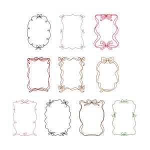 Op de afbeelding: Negen decoratieve frames in verschillende vormen en kleuren, waaronder ovale en rechthoekige ontwerpen. Elk frame heeft delicate strikaccenten en lintdetails, perfect voor uitnodigingen of scrapbookprojecten. Het kleurenpalet omvat rood, bruin, zwart en groen.
