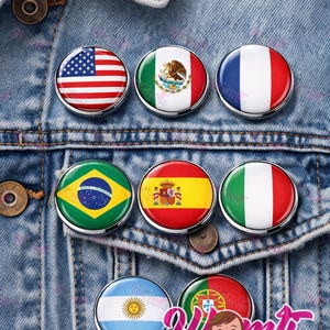 Può includere: Una collezione di spille rotonde con le bandiere di vari paesi, tra cui Stati Uniti, Messico, Francia, Brasile, Spagna, Italia, Argentina e Portogallo. Le spille sono esposte su una giacca di jeans.