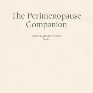 Può includere: Una pagina color crema con il testo The Perimenopause Companion Symptom, Mood & Hormone Tracker in carattere grigio scuro. La pagina presenta piccole e delicate illustrazioni di sottili steli verdi con bacche arancioni in tutti e quattro gli angoli.