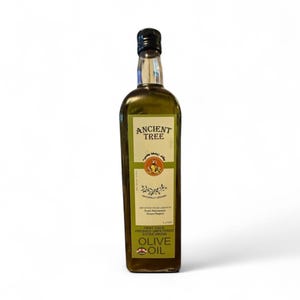 Può includere: Una bottiglia di vetro verde di olio d'oliva con tappo nero. L'etichetta recita "Ancient Tree" e "First Cold Pressed Unfiltered Extra Virgin Olive Oil". La bottiglia contiene 1 litro di olio d'oliva.