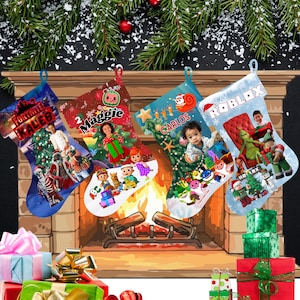 Könnte beinhalten: Vier personalisierte Weihnachtsstrümpfe hängen über einem Kamin, jeder mit einem Namen und festlichem Design. Die Strümpfe sind blau, rot und weiß, mit Bildern von Charakteren und Themen. Eine Sammlung verpackter Geschenke befindet sich darunter.