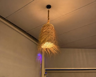 Handgemaakte hanglamp met raffia franjes, Marokkaanse boho hanglamp, plafondlamp van natuurlijk geweven materiaal, rustieke kroonluchter van stro.