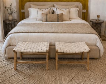 Set aus 2 handgefertigten marokkanischen Hockern mit Walnuss-Lederbezug