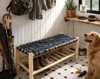 Banco marroquí de cuero negro, asiento de madera hecho a mano de estilo bohemio.