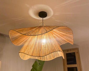 Lámpara colgante de rafia escalonada, lámpara de techo bohemia ondulada, iluminación escultural hecha a mano, tamaño personalizado.