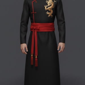 Può includere: Una tunica nera con finiture rosse e un motivo a drago dorato sulla spalla. L'outfit include una fascia e nappe rosse. La tunica a maniche lunghe è abbinata a pantaloni neri, creando un look formale e tradizionale.
