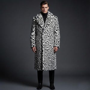 Könnte beinhalten: Ein langer Mantel mit Leopardenmuster in Schwarz und Weiß. Der Mantel hat einen breiten Kragen und einen Knopfverschluss. Die Person trägt einen schwarzen Rollkragenpullover und eine schwarze Hose. Ein auffälliges Kleidungsstück.