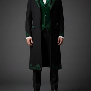 Könnte beinhalten: Ein formeller schwarzer Mantel mit grün gestickten Verzierungen und einer passenden grünen Weste. Der Mantel hat ein langes Design mit aufwendigen Details an den Kanten und Manschetten. Das Outfit wird durch eine schwarze Hose und Schuhe ergänzt.