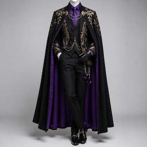 Puede incluir: Un traje negro con chaleco y pantalón a juego, combinado con una camisa y corbata moradas. El atuendo se completa con una capa negra forrada con tela morada y bordados dorados. El conjunto incluye guantes negros y una cadena decorativa.
