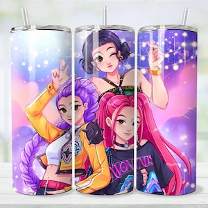 Pode incluir: Três canecas de aço inoxidável com ilustrações de meninas em estilo anime. As meninas têm cabelo roxo, rosa e preto, usando roupas amarelas, verdes e pretas. O fundo é um gradiente de roxo e branco com luzes brilhantes. Cada caneca tem uma palhinha prateada.