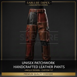 Puede incluir: Pantalones unisex de cuero hechos a mano con patchwork de diseño único. Los pantalones tienen un cinturón de cuero marrón y están hechos de cuero de vaca de primera calidad. Los pantalones tienen un diseño de patchwork con paneles negros, marrones y burdeos y bolsillos cargo.