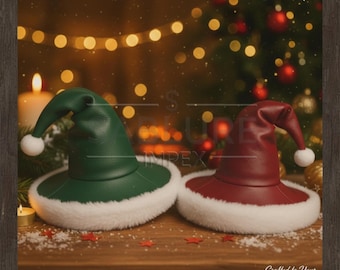 Puede incluir: Dos sombreros de elfo navideños, uno verde y otro rojo, con ribete de piel blanca y un pompón blanco. Los sombreros están sobre una superficie de madera con confeti rojo en forma de estrella. El fondo presenta un árbol de Navidad y luces de cadena.