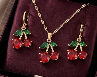Sprankelende kersenkleurige roestvrijstalen sieradenset, hangerketting en gouden oorknopjes, trendy rood fruitaccessoire voor bruiloften of