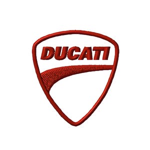 Könnte beinhalten: Rotes Ducati-Logo auf weißem Hintergrund. Das Logo hat die Form eines Schildes mit dem Wort "DUCATI" in fetten, roten Buchstaben. Im Schild befindet sich eine rote, gebogene Linie. Das Logo ist ein Symbol des italienischen Motorradherstellers.