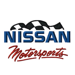 Peut inclure: Logo brodé avec le mot "NISSAN" en bleu et "Motorsports" en script rouge en dessous. Un motif de drapeau à damier noir et blanc est au-dessus du mot "NISSAN" sur fond blanc. Le logo est probablement pour la course automobile.
