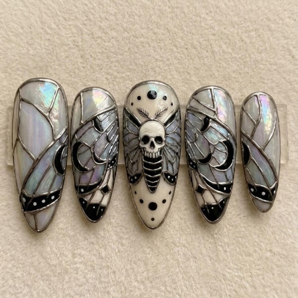 Unghie finte con teschio e falena in vetro colorato / Arte gotica con teschio e falena dipinta a mano