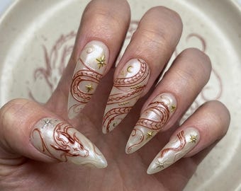 Ongles scintillants dragons et étoiles nacrés | Nail Art Celestial Stiletto Mystical Brown peint à la main