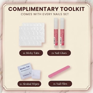 Puede incluir: Un kit de herramientas para u&ntilde;as de cortes&iacute;a con el texto "COMPLIMENTARY TOOLKIT COMES WITH EVERY NAILS SET". El kit incluye pesta&ntilde;as adhesivas, pegamentos para u&ntilde;as, toallitas con alcohol y limas de u&ntilde;as.