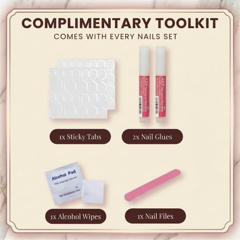 Puede incluir: Un kit de herramientas para u&ntilde;as de cortes&iacute;a con el texto "COMPLIMENTARY TOOLKIT COMES WITH EVERY NAILS SET". El kit incluye pesta&ntilde;as adhesivas, pegamentos para u&ntilde;as, toallitas con alcohol y limas de u&ntilde;as.