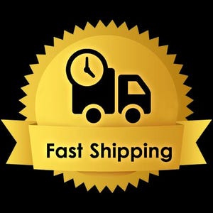Op de afbeelding: Een cirkelvormige gouden badge met een gekartelde rand met een zwart icoon van een bestelwagen met een klok op de zijkant. Een gouden lintbanner ligt over de onderkant van de badge met de zwarte tekst Fast Shipping erop gedrukt.