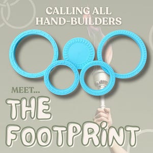 Può includere: Uno strumento circolare azzurro con il testo "CALLING ALL HAND-BUILDERS" e "MEET... THE FOOTPRINT". È visibile anche il testo "YOUR PIECE DESERVES A PODIUM TO STAND ON". Lo strumento è progettato da Pearl & Fern.