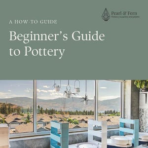 Puede incluir: Un estudio de cerámica con tornos, mesas y taburetes. La imagen presenta el texto "Beginner's Guide to Pottery" y el logotipo de Pearl & Fern. El fondo muestra una vista panorámica de una ciudad y montañas.