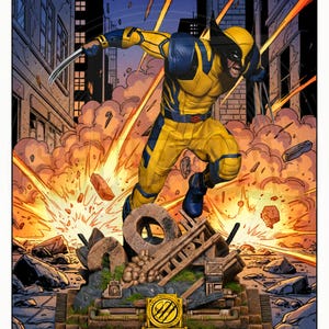 Puede incluir: Ilustración dinámica de Wolverine con un traje amarillo y azul, saltando en medio de una explosión. La figura está posada con garras extendidas, sobre un fondo de paisaje urbano. La base presenta un emblema dorado.
