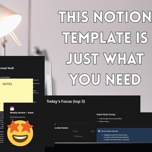 Puede incluir: Una plantilla de Notion negra con el texto "THIS NOTION TEMPLATE IS JUST WHAT YOU NEED." La plantilla incluye secciones para indicaciones de IA, revisiones semanales y enfoque diario. Una nota adhesiva amarilla dice "NOTES."
