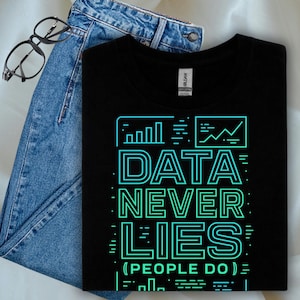 Puede incluir: Camiseta negra con el texto "DATA NEVER LIES (PEOPLE DO)" en turquesa y verde claro. La camiseta se combina con unos vaqueros azules y gafas negras.
