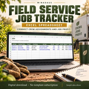 Könnte beinhalten: Ein Laptop zeigt eine Excel-Tabelle zur Nachverfolgung von Außendienstaufträgen mit Spalten für Datum, Kundenname, Crew-ID, Crew-Name, Auftragsart, Preis, Kosten, Gewinn, Marge und Status. Der Bildschirm zeigt Beispieldaten für Rasenpflege.
