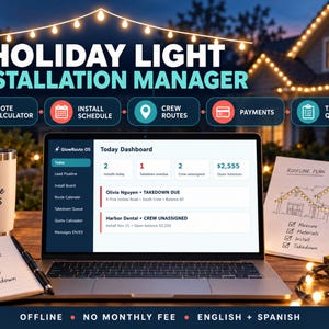 Könnte beinhalten: Ein Laptop mit einem Dashboard zur Verwaltung von Weihnachtsbeleuchtungsinstallationen inklusive Funktionen für Angebote, Zeitpläne, Routen, Zahlungen und Abbau, neben einem Notizbuch, einem Becher und einer Dachplan-Skizze.