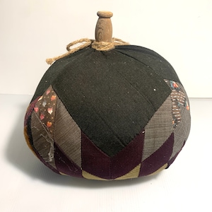 Rustikaler Kuschelkürbis aus antikem Quilt und Holzspindel gemacht