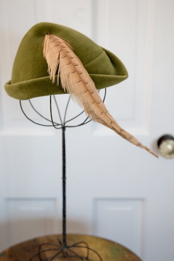 Vintage 50s green velvet pillbox hat with feather