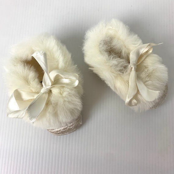 Vintage 50s/60s white quilted baby shoes or booti… - image 1