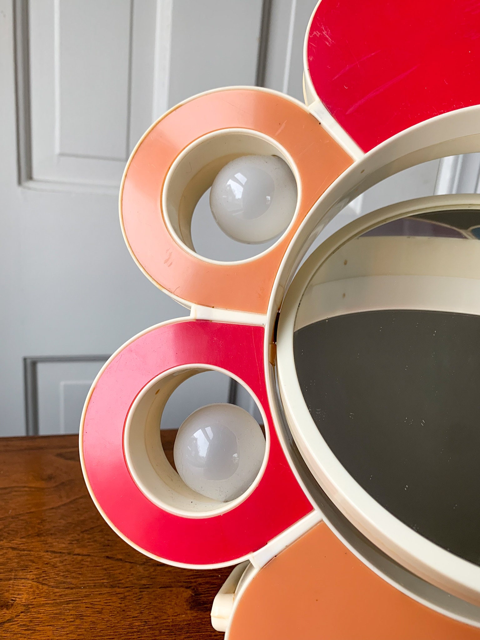 Vintage 1970s reversible daisy shaped lighted makeup mirror | mod