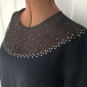 Vintage 1960er schwarzes Kleid mit Netzeinsatz und Mieder mit Strasssteinen, schwarzes Cocktailkleid, Größe M